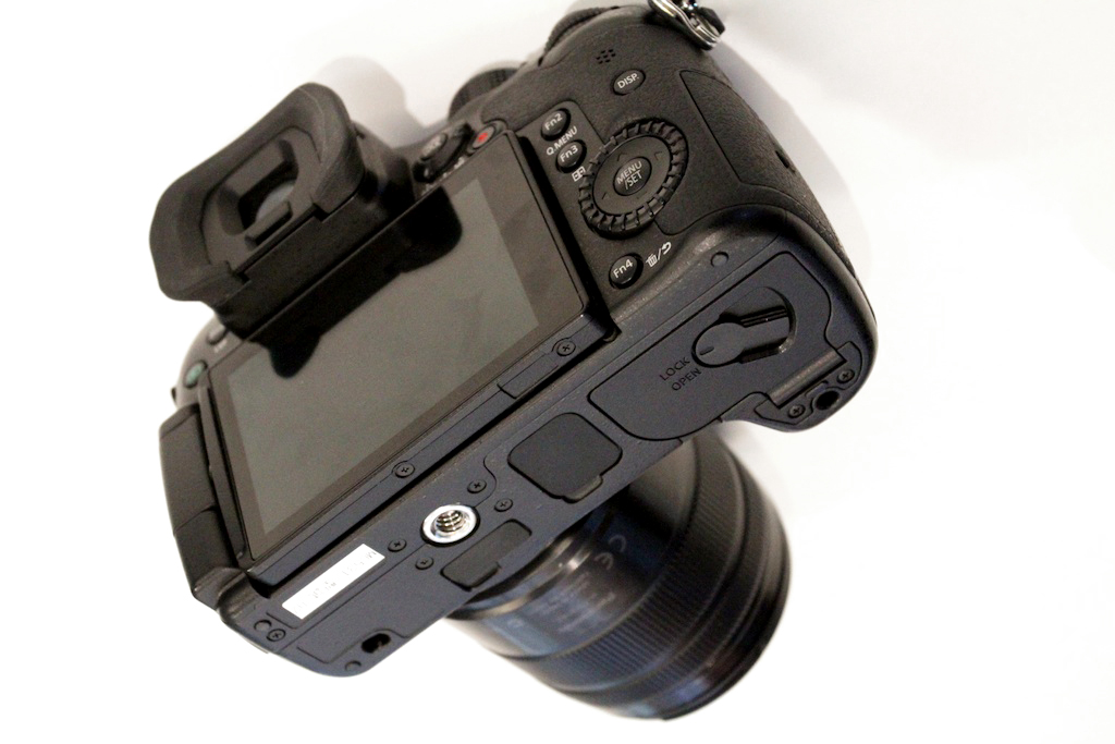 Underside of GH4 reveals 1/4-20 threaded hole and something more: rubber coverings.