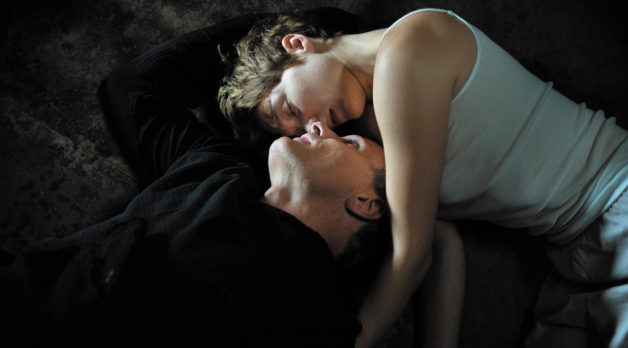 Viggo Mortensen and Léa Seydoux in Crimes of the Future